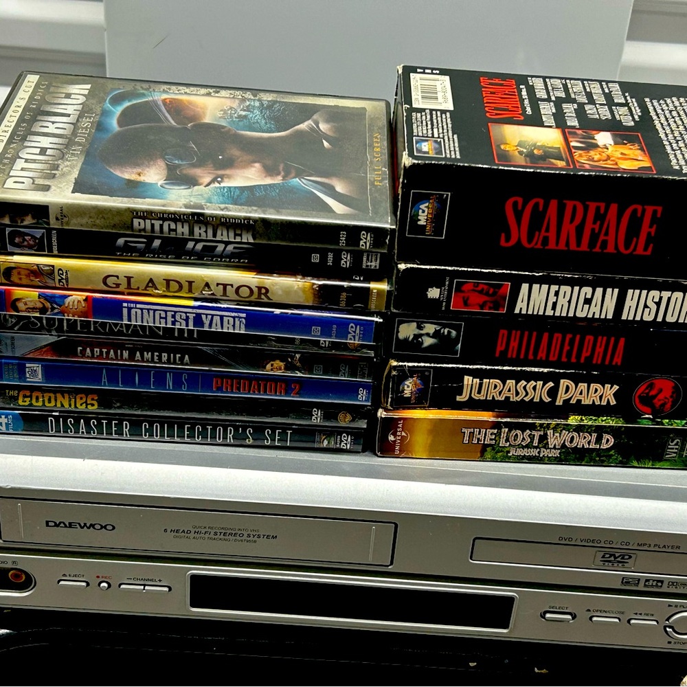 Daewoo VCR/DVD RECORDER COMBO W MOVIES